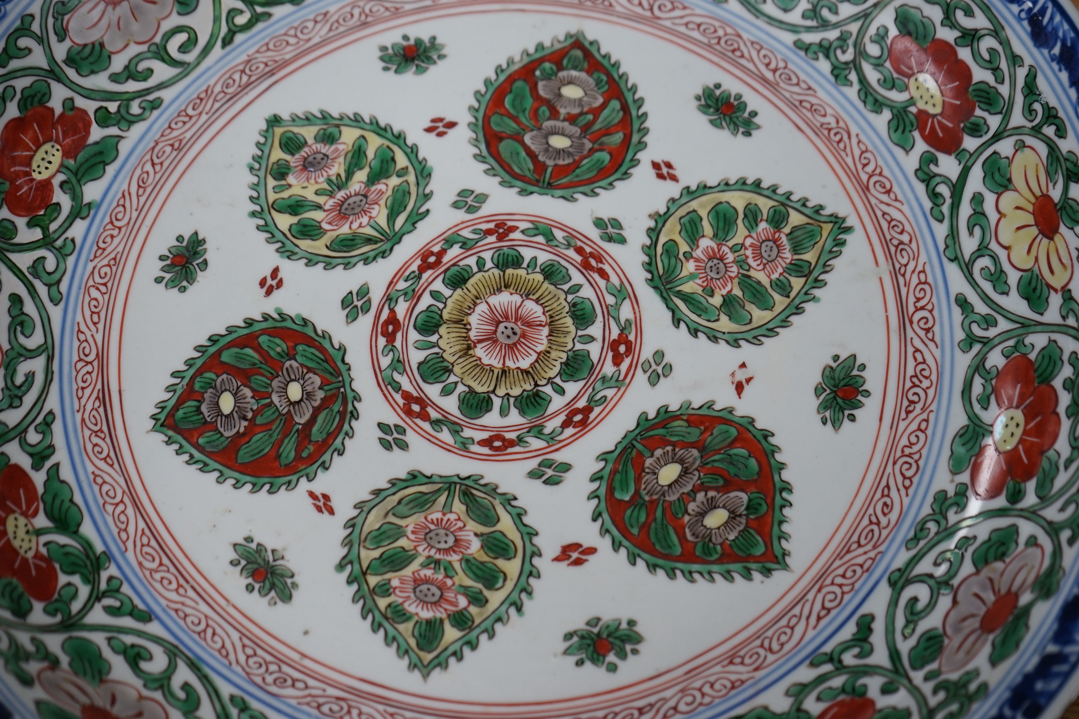 A Chinese famille verte charger, Kangxi period 38cm diameter